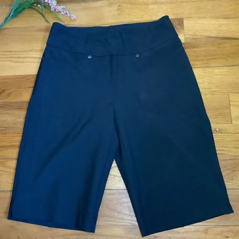 Tail women’s Milano 21” pull on golf shorts sz 4